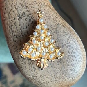 VINTAGE Gold Tone Metal Brooch Christmas Tree Faux Pearl Embellished Gift Idea